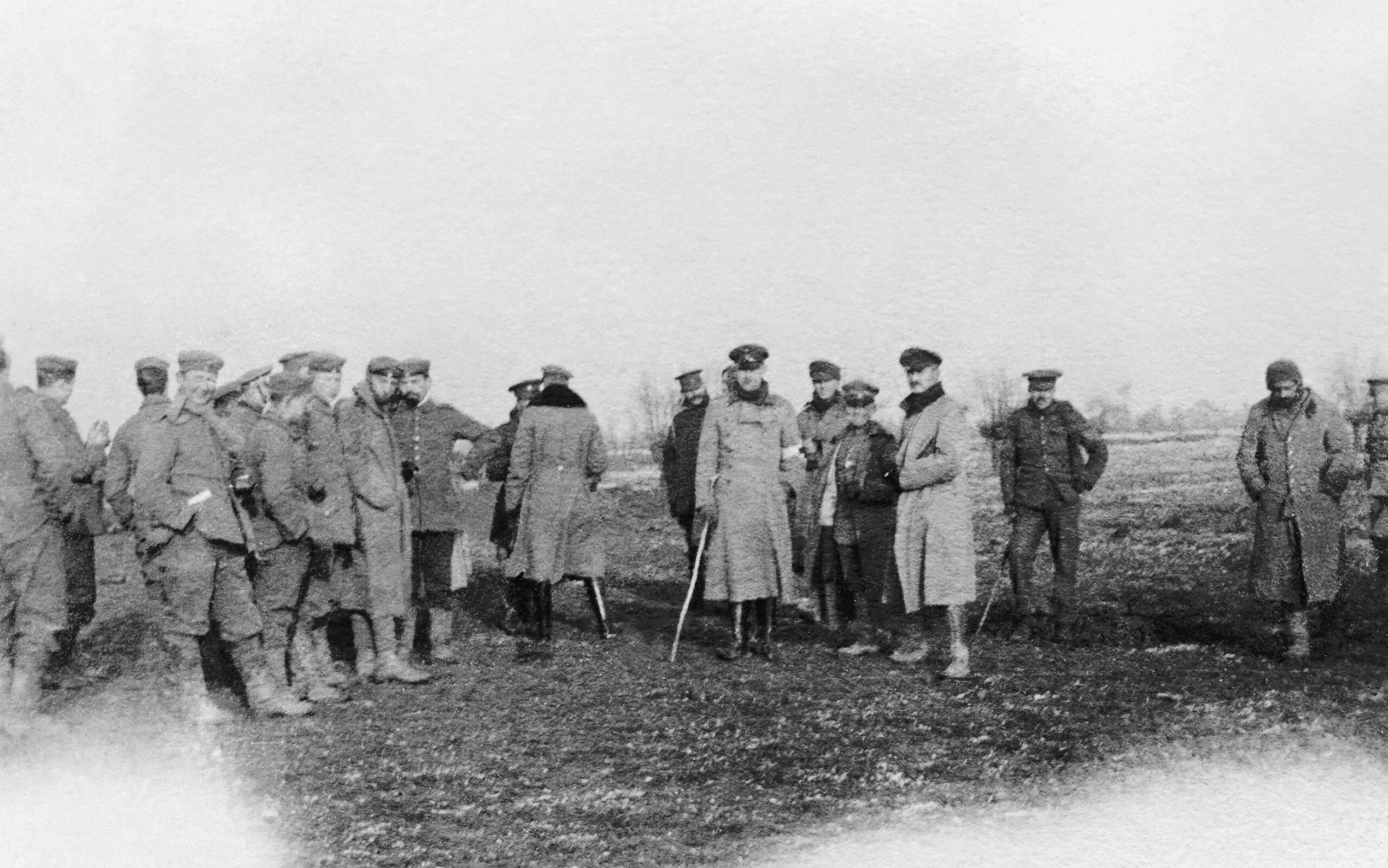 Vánoční příměří na Vánoce v roce 1914 - vojáci dvou armád v zemi nikoho